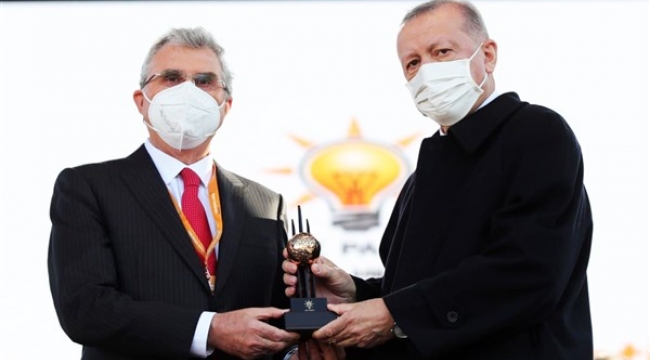 Cumhurbaşkanı Erdoğan, Sakarya'nın gençlik ödülünü Yüce'ye takdim etti