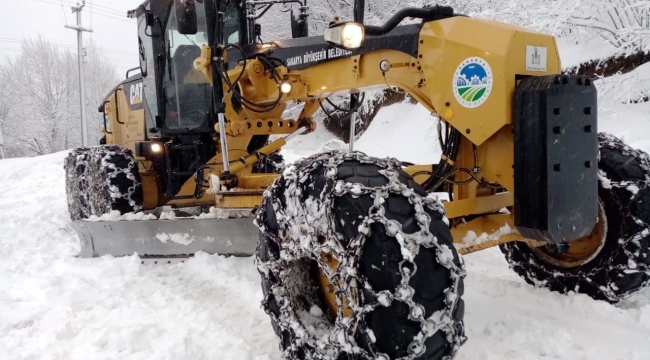 Büyükşehir kar mesaisinde: 63 mahallede okul yolları açıldı