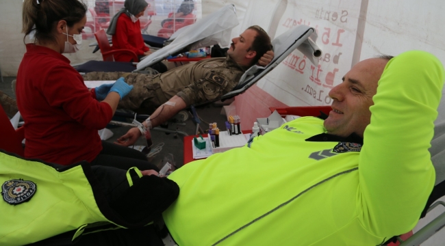 Sakarya Emniyet Müdürlüğü personeli Kızılay'a kan bağışında bulundu.
