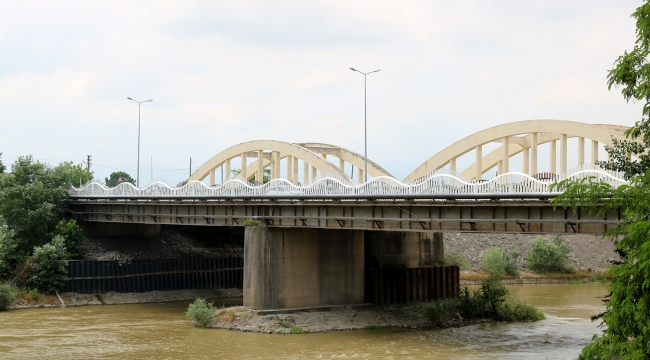 Tarihi Sakarya Köprüsü dekoratif bir yapıya kavuşuyor