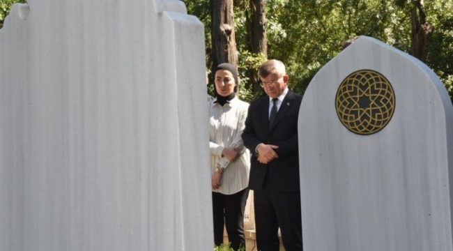 Davutoğlu, 15 Temmuz'da öldürülen Erol Olçok'un mezarını ziyaret etti