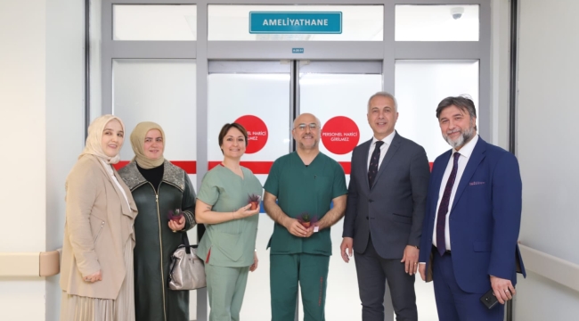 Hendek Belediye Başkanı Turgut Babaoğlu, 14 Mart Tıp Bayramı nedeniyle Sağlık Çalışanlarını Ziyaret Etti.