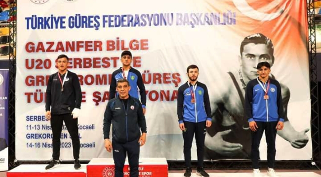 Büyükşehir güreşçileri Türkiye Şampiyonası'na damga vurdu