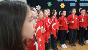 Öğrenciler biriktirdikleri harçlıkları silahlı kuvvetler vakfına bağışladılar